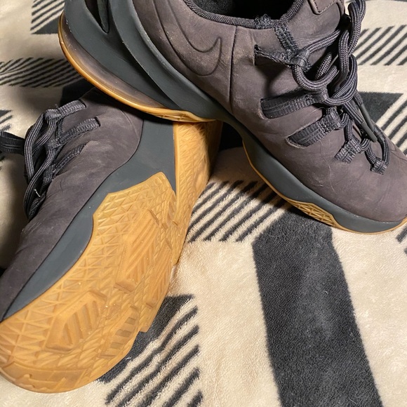 Nike Lebrons - Picture 2 of 4